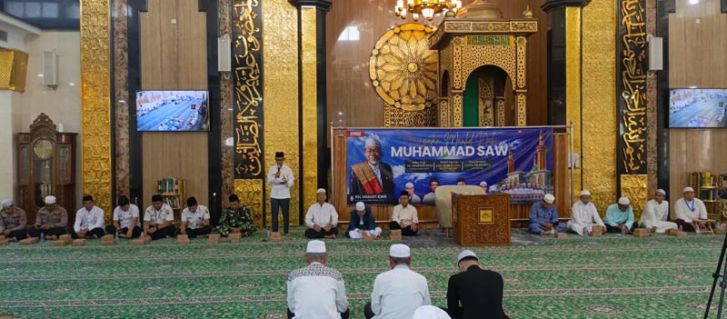 Asisten Pemerintahan dan Kesra Ajak Masyarakat Teladani Akhlak Rasulullah Asisten Pemerintahan dan Kesra Setda Tabalong, H Abubakar Sidiq Saat Menyampaikan Sambutan. (foto:mb/yan)