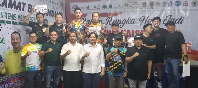 Semarak Turnamen Tenis Meja ke-6 DPRD Kalsel Berakhir Wakil Gubernur Kalimantan Selatan, H. Hasnuryadi Sulaiman dan Sekretaris DPRD Provinsi Kalsel, M. Jaini saat berfoto dengan pemain. (foto:mb/rds)