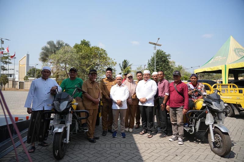 Bupati Serahkan Bantuan Ambulan Dan Angkutan Sampah Roda Tiga BANTUAN-Foto bersama Bupati Tapin H Yamani usai menyerahkan bantuan ambulan untuk Masjid Muhajirin Desa Salam Babaris dan motor roda di untuk pengelolaan sampah di 4 desa di kabupaten Tapin. (foto:mb/herman)