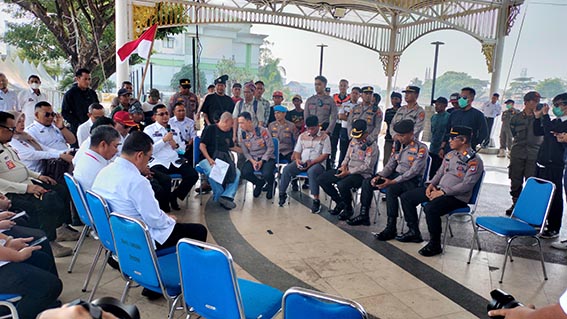Pemko Didesak Beri Kepastian Pengelolaan Makam Sultan Suriansyah PEJABAT Pemko Banjarmasin diwakili Sekdako Ichrom Muftezar berdialog dengan puluhan masyarakat yang mendesak kepastian pengelolaan pemeliharaan Makam Raja Banjar Sultan Suriansyah di Siring Balaikota, Rabu (26/8).(foto:mb/ist)
