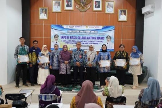 DKUMPP Banjar Gelar Expose Gelang Anting Manis KEPALA DKUMPP Banjar Akhmad Bayhaqie foto bersama penerima piagam penghargaan atas partisipasi dan peran aktifnya dalam Program Gelang Anting Manis 2026.(foto:mb/ist)