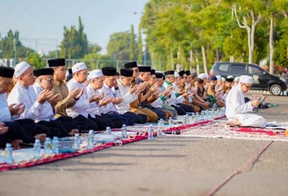 Pemko Banjarbaru Gelar Salat Istisqa PARA ASN dan tenaga Non-ASN dari SKPD Pemko Banjarbaru dan instansi lainnya di wilayah Kota Banjabaru mengikuti Salat Istisqa di Lapangan Dr Murjani Banjarbaru.(foto:mb/ist)