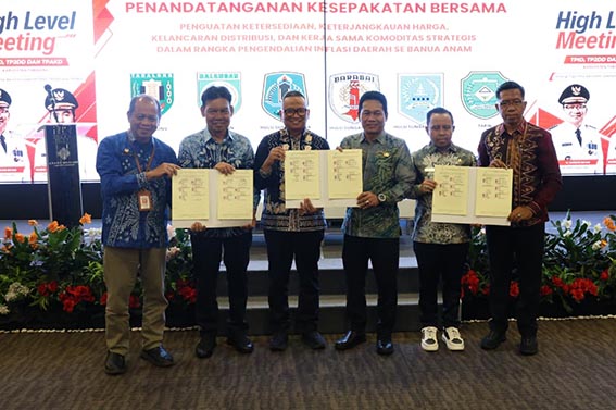 Tabalong Perkuat Pengendalian Inflasi FOTO BERSAMA - Bupati Tabalong H Muhammad Noor Rifani berfoto bersama kepala daerah se-Banua Anam dalam rangka memperkuat pengendalian inflasi di Hotel Grand Mercure Harmoni, Jalan Hayam Wuruk, Jakarta, Rabu (26/8) malam.(foto:mb/ist)
