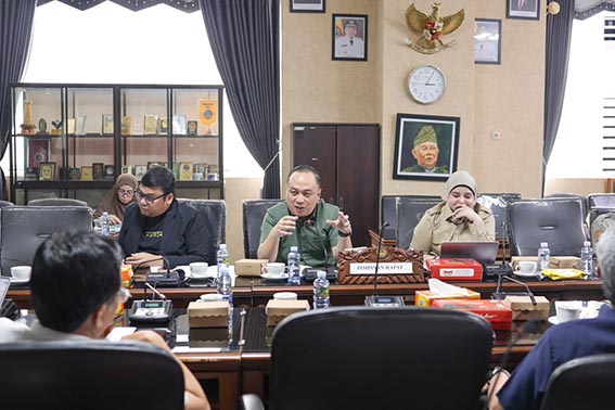 Dewan Kembali Bahas Ranperda Penyelenggaraan Kesehatan KETUA Pansus IV dr M Yadi Mahendra Muhyin saat memimpin rapat bersama Dinkes dan Kepala Biro Hukum Setdaprov Kalsel, Rabu (26/8). (foto:mb/ist)