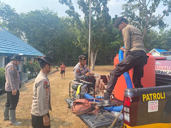 BPBD dan Polres Distribusikan Air Bersih POLRES Tabalong saat mendistribusikan air bersih di Kecamatan Tanta.(foto:mb/ist)