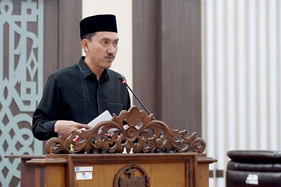 Bupati Sampaikan Dua Agenda Utama BUPATI Banjar H Saidi Mansyur memberikan jawaban terhadap pemandangan umum fraksi-fraksi DPRD terhadap Raperda tentang Perubahan APBD TA 2026, dan menyampaikan Raperda tentang APBD Tahun Anggaran 2027.(foto:mb/ist)