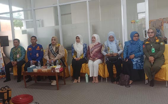 Puluhan Anak Diberikan Edukasi Damkar BUNDA PAUD Tapin Hj Faridah Yamani bersama Kepala Dinas Satpol-PP dan Damkar Mudo Harjuno saat menghadiri sosialisasi dan edukasi pemadam kebakaran di KB Umi Kandung, Kamis (27/8). (Foto:mb/her)