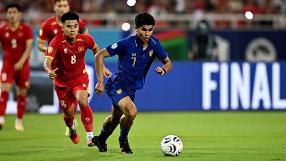 Thailand Gagal Juara Piala AFF karena Kecerobohan Berulang Berlari - Gelandang Thailand bernomor punggung 07, Kakana Khamyok (tengah), berlari membawa bola dalam pertandingan sepak bola final leg kedua Piala Kejuaraan ASEAN 2026 antara Vietnam dan Thailand di Stadion Nasional My Dinh, Hanoi, pada 26 Agustus 2026.(foto:mb/web)
