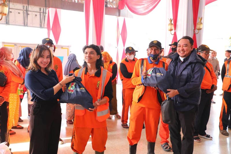 Pemko Banjarmasin Menyalurkan Pembagian Paket Sembako Sekretaris Daerah Kota Banjarmasin, Ichrom Muftezar menyalurkan Pembagian Paket Sembako dari General Manager Community Plus (GMC+) Kalimantan Selatan kepada Petugas Penyapu Jalanan Kota Banjarmasin.ist