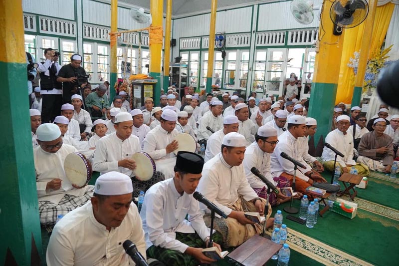 3.050 Peserta Tercatat Ikuti Prosesi Baayun Maulid Tahun ini BAAYUN MAULID-Suasana prosesi baayun maulid di Masjid Keramat Al Mukaromah desa Banua Halat, Kecamatan Tapin Utara, kabupaten Tapin. (foto:mb/herman)