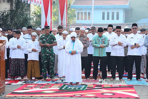 Air Baku Krisis, PAM Bandarmasih Gelar Salat Istisqa JAJARAN direksi dan karyawan PAM Bandarmasih melaksanakan Salat Istisqa atau salat minta hujan di halaman kantor mereka, Kamis (27/8).(Foto:mb/ist)