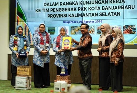 PKK Banjarbaru Terima Kunjungan PKK Tangerang TP PKK Tangerang dan TP PKK Kota Banjarbaru bertukar cinderamata saat acara kunjungan kerja di Aula Gawi Sabarataan Balai Kota Banjarbaru.(foto;mb/ist)