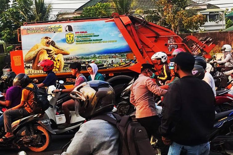 Polsek Banjarmasin Utara Bagikan 500 Masker Kapolsek Banjarmasin Utara AKP Sunardi turun langsung membagikan masker kepada pengguna jalan untuk antisipasi dampak kabut asap akibat karhutla, Banjarmasin, beberapa waktu lalu. (Foto:mb/ant/polsek banut)