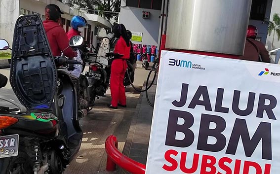 Konsumsi Pertalite Melonjak BERALIH KE PERTALITE - Semenjak tingginya harga BBM Nonsubsdi naik, membuat pengguna Pertamax kini banyak beralih ke Pertalite. Kondisi ini membuat pengisian BBM subsidi hampir semua SPBU selalu antri panjang. Akibatnya kuota subsidi BBM tahun ini dipastikan jebol.(foto:mb/ant)