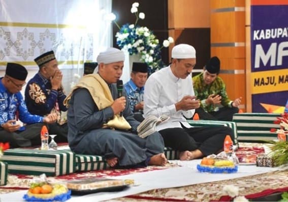 Pemkab Banjar Peringati Maulid Nabi Besar Muhammad Saw PERINGATAN MAULID - Habib Fahmi Ba’abud memimpin doa saat menutup peringatan Maulid Nabi Besar Muhammad Saw 1448 H.(foto:mb/ist)