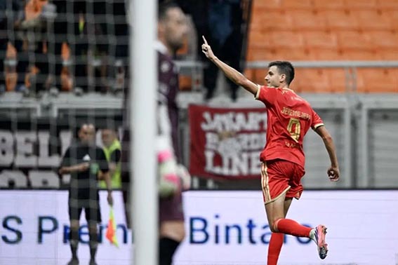 Persija Jakarta Menang 4-0 atas Brisbane Roar FC Berselebrasi - Pesepak bola Persija Jakarta Alex Thomas Jeremejeff (kanan) berselebrasi usai mencetak gol ke gawang Brisbane Roar FC dalam pertandingan persahabatan internasional di Jakarta International Stadium (JIS), Jakarta, Sabtu (29/8/2026). Persija Jakarta menang atas Brisbane Roar FC dengan skor akhir 4-0.(foto:mb/ant)