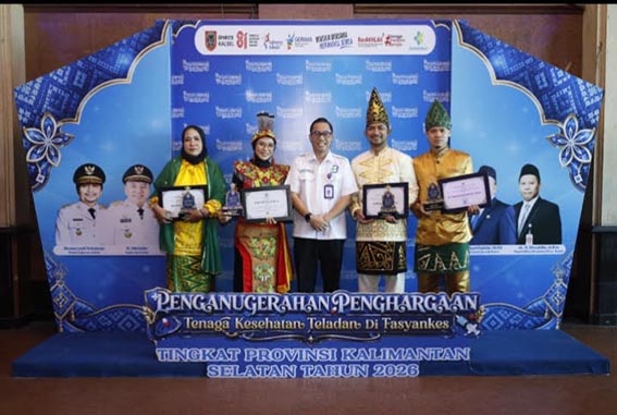 Empat Nakes RSD Idaman Raih Penghargaan DIREKTUR RSD Idaman Kota Banjarbaru dr Danny Indrawardhana (tengah) bersama empat orang tenaga kesehatan (nakes) RSD Idaman yang berhasil meraih penghargaan tingkat Provinsi Kalimantan Selatan 2026.(foto:mb/ist)
