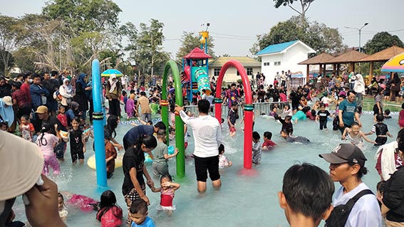 Kolam Bermain Anak Jadi Daya Tarik Baru KBM WATER boom mini di KBM Zahri Saleh dipenuhi anak-anak bermain air.(foto:mb/ist)