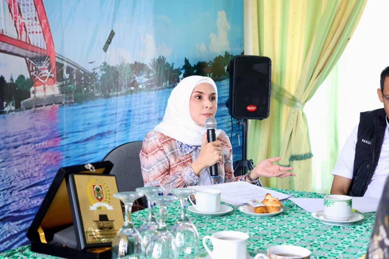 Komisi III Soroti Persoalan Sampah dan Keterbatasan TPA Ketua Komisi III DPRD Kalsel, Mustaqimah memimpin rapat bersama jajaran terkait. (foto:mb/ist)