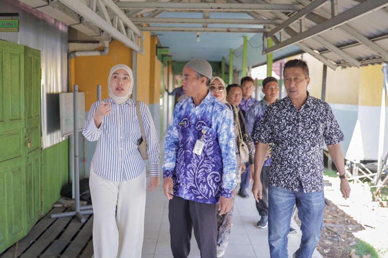 Komisi IV Tinjau Sarpras SMAN 1 Anjir Pasar Dipimpin Sekretaris Komisi IV DPRD Kalimantan Selatan (Kalsel) Bambang Yanto Permono, Upaya evaluasi terhadap fasilitas pendukung pendidikan tersebut ditunjukkan secara langsung melalui kunjungan monitoring ke SMAN 1 Anjir Pasar . (foto:mb/ist)