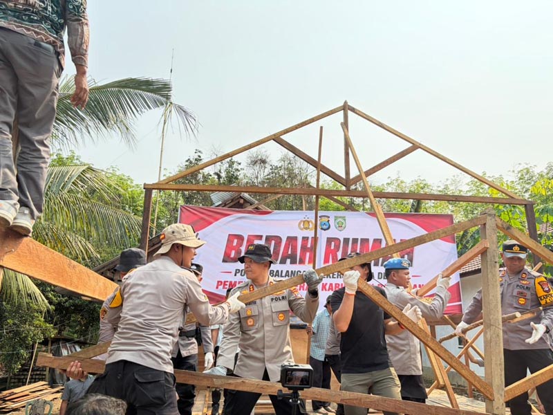 300 Rumah Warga Balangan Dibedah, Tiga Kecamatan Jadi Sasaran BEDAH RUMAH : Kapolres Balangan beserta jajaran tengah bahu membahu laksakan bedah rumah.{{ist}}