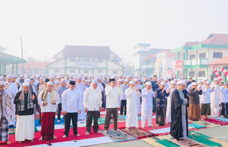 Bupati Jani Ikuti Shalat Istisqa di Ponpes Rakha SOLAT ISTISQO-Bupati HSU H Sahrujani mengikuti salat istisqa di Halaman Pondpik Pesantren Rasyidiyah Khalidiyah (Rakha) Amuntai. (foto:mb/yusuf)