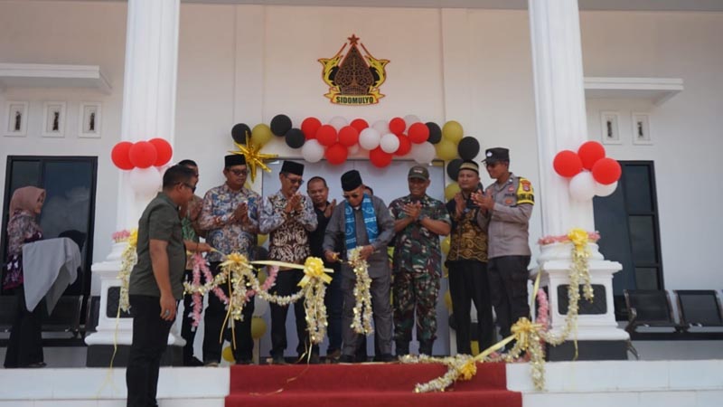 Tingkatkan Layanan Publik, Bupati Kotabaru Resmikan Kantor Desa Sidomulyo DIRESMIKAN-Bupati Kotabaru H. Muhammad Rusli, S.Sos meresmikan Kantor Desa Sidomulyo, Kecamatan Kelumpang Hulu. (foto:mb/ebet)