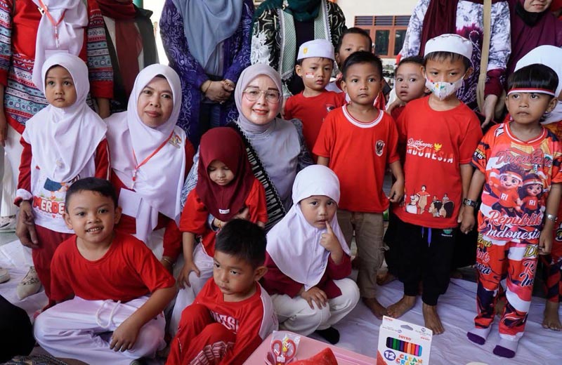 Sambut Hari Jadi ke-500, 1.000 Anak PAUD Warnai Kipas Bersama Bunda PAUD Kota Banjarmasin, Hj. Neli Listriani saat kegiatan Mewarnai dan Menghias Kipas dalam rangka menyambut Hari Jadi ke-500 Kota Banjarmasin. (foto:mb/ist)