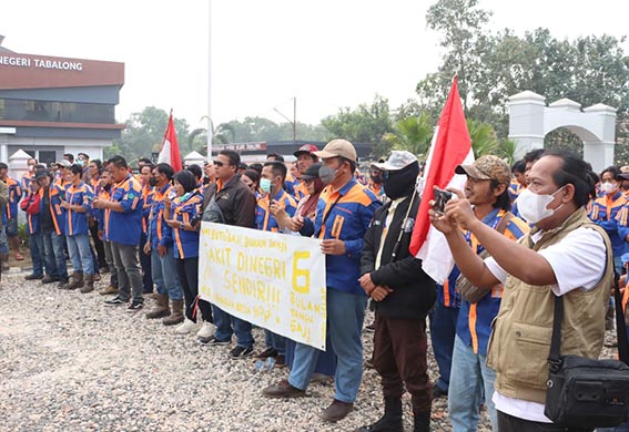Karyawan PT BBP Gelar Aksi Damai RATUSAN karyawan PT BBP Site PT MCM saat melakukan aksi unjuk rasa damai, Senin (31/8).(foto:mb/ist)