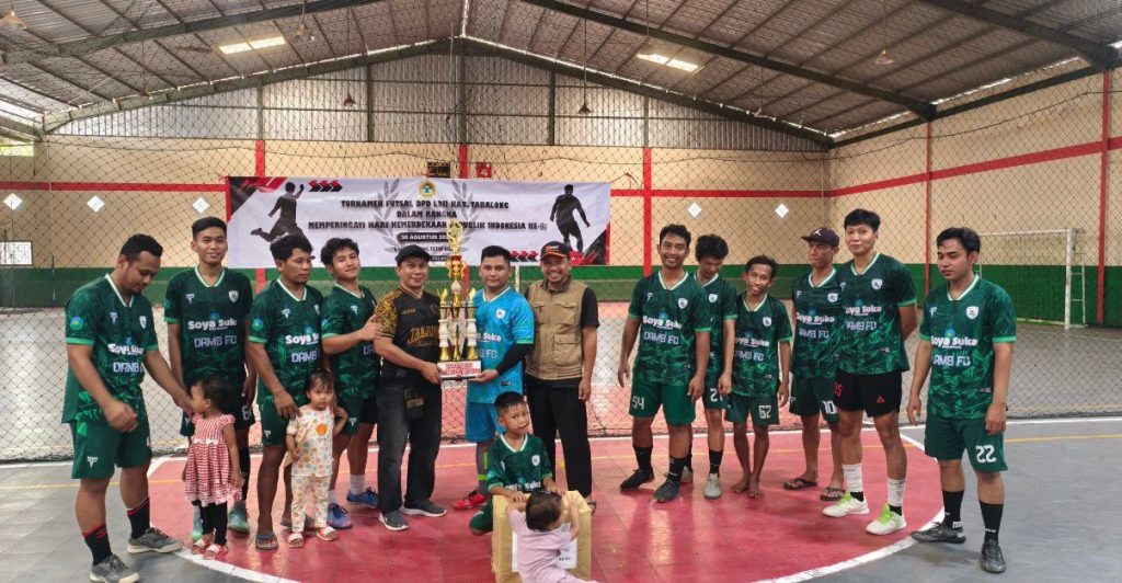 DPD LDII Gelar Turnamen Futsal KETUA DPD LDII Tabalong Hipni Rosadi saat menyerahkan piala kepada salah satu pemenang.(foto:mb/ist)