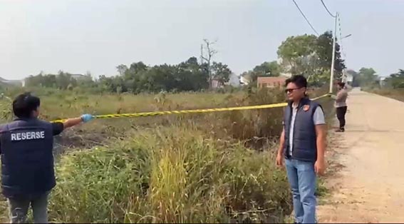 Iseng Bakar Lahan Pakai Puntung Rokok, HAR Ditangkap KASAT Reskrim AKP Danang Eko Prasetyo saat di lokasi lahan yang terbakar.(foto:mb/ist)