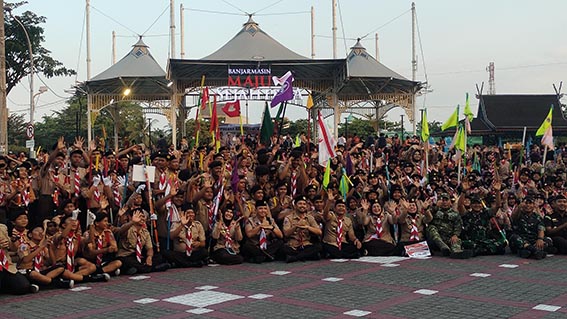 Banjarmasin Kirim 45 Pramuka Ikuti Jambore Nasional ANGGOTA pramuka se-Kota Banjarmasin foto bersama usai mengikuti apel peringatan Hari Pramuka ke 65.(foto:mb/ist)