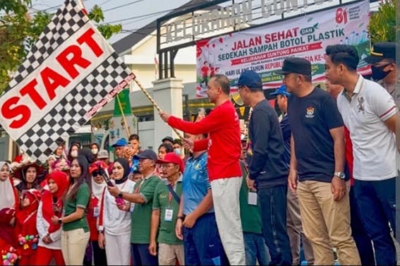 126 Kg Sampah Terkumpul Melalui Jalan Sehat WARGA tampak antusias mengikuti jalan sehat sambil bersedekah sampah botol plastik yang diadakan Kelurahan Guntung Paikat.(foto:mb/ist)