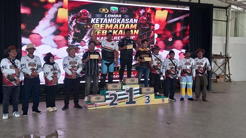 30 BPK Adu Ketangkasan di Kapolres Cup Series I 2026 Kotabaru KAPOLRES CUP-Barisan Pemadam Kebakaran (BPK) se-Kabupaten Kotabaru mengikuti Lomba Ketangkasan Pemadam Kebakaran Kapolres Cup Series I Tahun 2026. Di halaman siring laut kotabaru. (foto:mb/ebet)