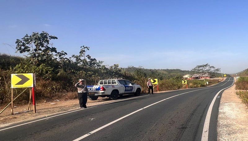 Satlantas Polres Tanbu pasang rambu di jalur ekstrem Batulicin-Banjarbaru Satlantas Polres Tanbu pasang rambu di jalur ekstrem Batulicin-Banjarbaru