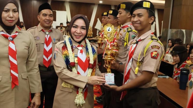Hj Fathul Jannah Tutup Penguatan Karakter Siswa SMA Ketua Kwarda Gerakan Pramuka Provinsi Kalimantan Selatan, Ka Hj Fathul Jannah Muhidin saat menyerahkan piala kepada pemenang Penguatan Karakter Siswa SMA Negeri/Swasta se-Provinsi Kalsel tahun 2026