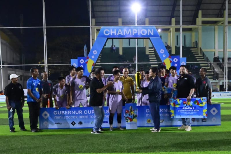 Wagub Tutup Turnamen Minisoccer Gubernur Cup 2026 Wakil Gubernur (Wagub) Kalimantan Selatan, H Hasnuryadi Sulaiman saat menyerahkan piala kepada para pemenang pada turnamen Minisoccer Gubernur Cup 2026