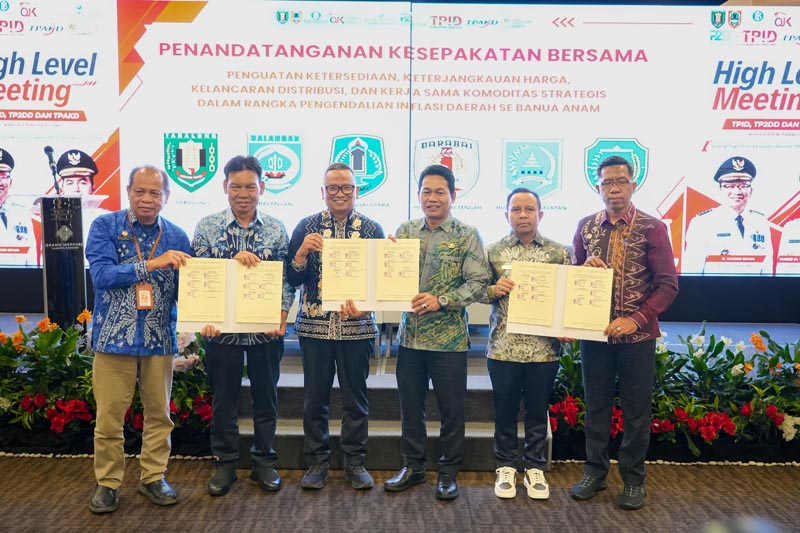 Bupati Tapin Tandatangani Kerjasama Antar Daerah Se Banua Anam KESEPAKATAN-Bupati Tapin H Yamani bersama Bupati se Banua Anam pada penandatanganan kesepakatan bersama pengendalian inflasi antar daerah. (foto:mb/ist)