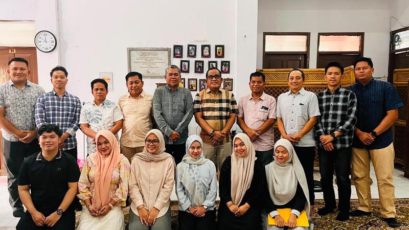 Bupati Sahrujani Dengarkan Keluhan Mahasiswa HSU di Jogjakarta BERSAMA-Bupati HSU Sahrujani bersama pejabat foto bersama dengan mahasiswa HSU di Asrama Jogjakarta. (foto:mb/yusuf)