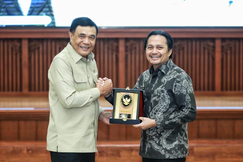 Wagub Dampingi Menko Polkam Silaturahmi Bersama Forkopimda Kalsel Wakil Gubernur (Wagub) Kalimantan Selatan, H Hasnuryadi Sulaiman saat menerima plakat dari Menko Polkam RI, Jenderal TNI (Purn) Djamari Chaniago, disela silaturrahmi di Banjarbaru
