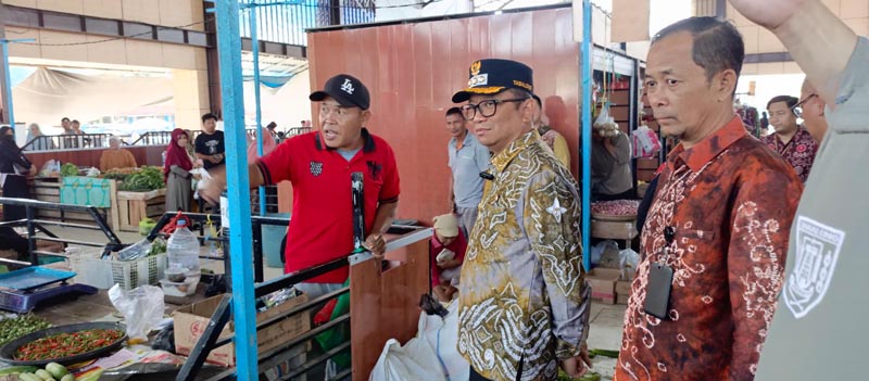 Bupati Kunjungi Pasar Kapar Bupati Tabalong, H Muhammad Noor Rifani Saat Mendengarkan Keluhan Salah Satu Pedagang. (foto;mb/yan)