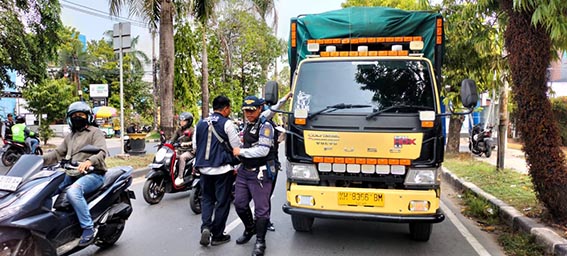 Dishub Tingkatkan Penertiban Angkutan ODOL PETUGAS Dishub saat memeriksa kelengkapan surat menyurat dalam razia ODOL. (foto:mb/ist)