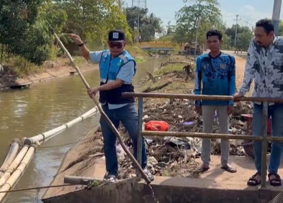 Dirut PAM Minta PLN Prioritaskan Pasokan Listrik DIRUT PAM Bandarmasih Zulbadi memantau salah satu dari tiga intake air baku.(foto:mb/ist)