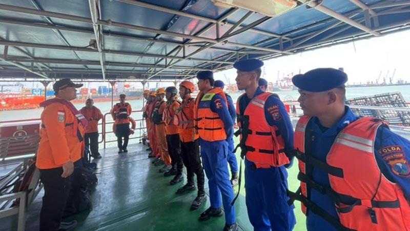 KMP Mutiara Sentosa Terbakar Bawa 140 Truk dan 25 Mobil PERSIAPAN tim gabungan melakukan operasi SAR atas KMP Mutiara Sentosa 2 yang terbakar di perairan utara Sumenep, Pulau Madura, Jawa Timur.