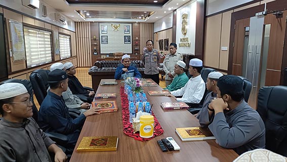 Kapolresta Gelar Doa Bersama KOMBES Pol Riza Muttaqin saat melaksanakan doa bersama.(foto:mb/ist)