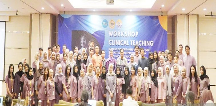 FKG Tingkatkan Kualitas Lulusan Dokter Gigi DEKAN FKG ULM Prof drg Maharani Laillyza Apriasari berfoto bersama para peserta workshop pengajaran klinis pendidikan berbasis hasil, Senin (3/8).(foto:mb/ant)