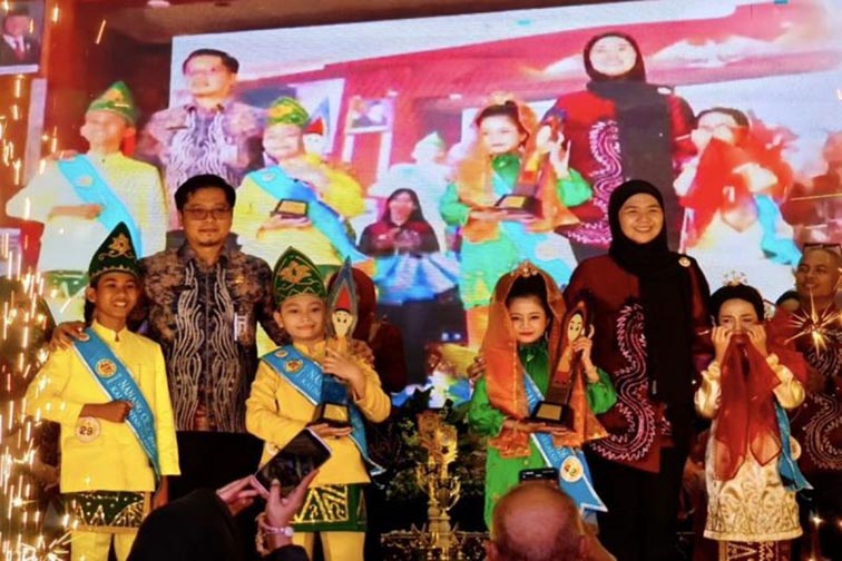 Naga Cilik Upaya Lestarikan Budaya Lokal DEKAN FKG ULM Prof drg Maharani Laillyza Apriasari berfoto bersama para peserta workshop pengajaran klinis pendidikan berbasis hasil, Senin (3/8).(foto:mb/ant)