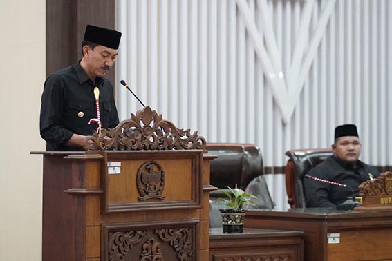 Dewan Terima Penyampaian Rancangan KUPA-PPAS BUPATI Banjar H Saidi Mansyur menyampaikan Rancangan KUPA-PPAS TA 2026 dalam Rapat Paripurna DPRD Kabupaten Banjar.(foto:mb/ist)