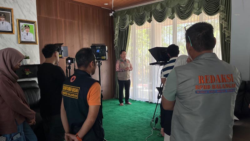 Bupati Balangan Dorong Film Dokumenter Banjir Bandang 27 Desember 2025 jadi Bekal Mitigasi DOKUMENTER-Bupati Balangan, Abdul Hadi saat tag video untuk memberikan sambutan dalam film dokumenter banjir bandang Kecamatan Tebing Tinggi. (foto:mb/ist)