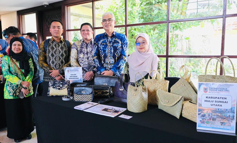 Wabup Haidiri Promotion Dan Trade Meeting Of South Kalimantan Province BERSAMA-Wabup HSU Hero Setiawan foto bersama di acara Promotion & Trade Meeting Of South Kalimantan Province. (foto:mb/yusuf)